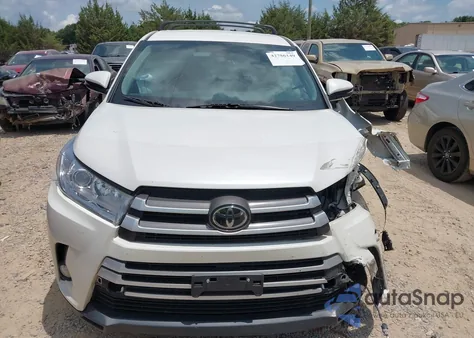 2018 Toyota Highlander Le Plus z USA, uszkodzony, nr VIN 5TDBZRFH8JS844513